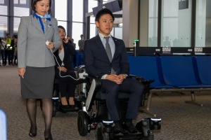 Sillas de ruedas autónomas para trasladar a personas mayores en aeropuertos